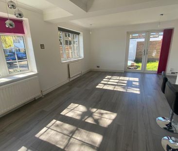 3 bedroom semi-detached house to rent - Photo 2