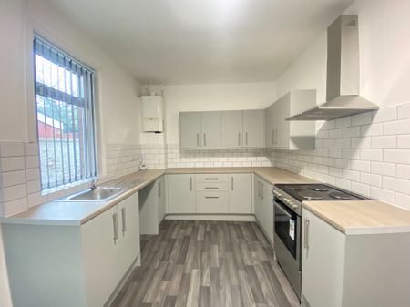3 bedroom house to rent Queen Square, Ashton-under-Lyne, OL6 - Photo 5