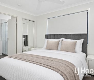 Modern Three Bedroom Duplex - Spacious Back Yard & Garden Shed - Photo 4