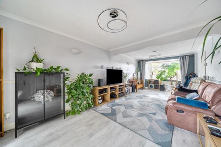 4 bedroom semi-detached house to rent - Photo 3