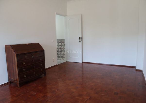 Apartamento T2 para arrendar na Amadora