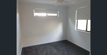 2 Bedroom Flat * WATER USAGE INCLUDED IN RENT! * - Photo 2