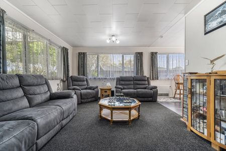 This spacious 4-bedroom, 2-bathroom home is located in the heart of Pukete, one of Hamilton's most sought-after areas for rental properties. - Photo 5