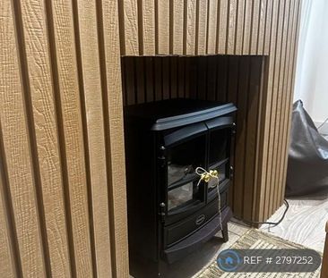 4 bedroom semi-detached house to rent - Photo 1