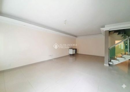 Sobrado com 2 quartos e 100m² para alugar em Parque Gerassi, Santo André. - Foto 2