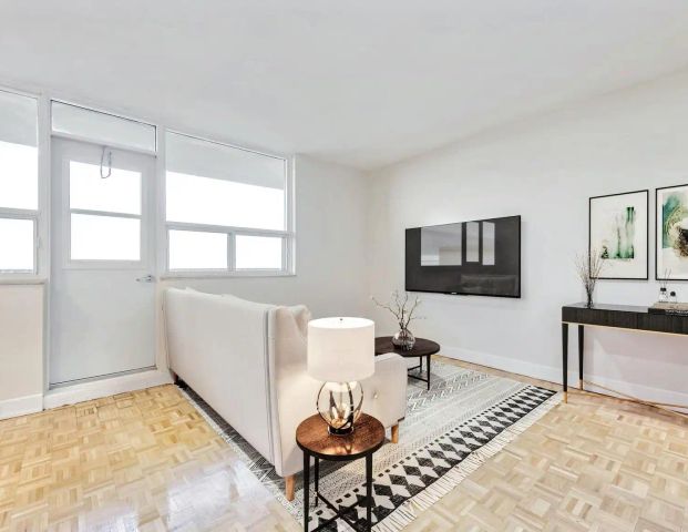 Upper Canada Court, East — Bachelor - Photo 1