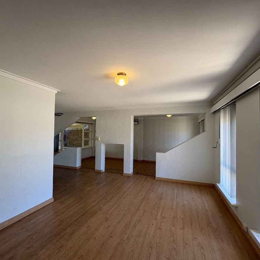 3x1 House in Rockingham with Special Feature. - Photo 1