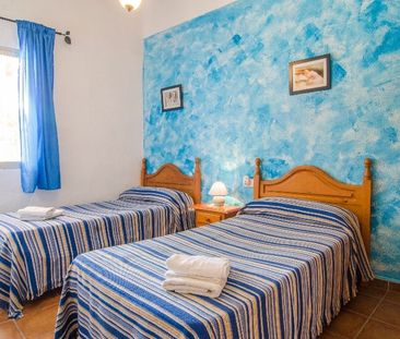 Delightful detached villa with pool and covered exterior kitchen in... - Photo 3