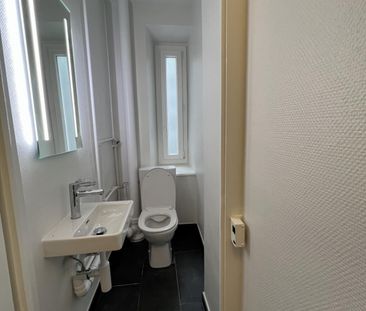 Beautiful 3-room renovated apartment with terrace - Photo 3