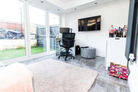 3 bedroom semi-detached house to rent - Photo 5