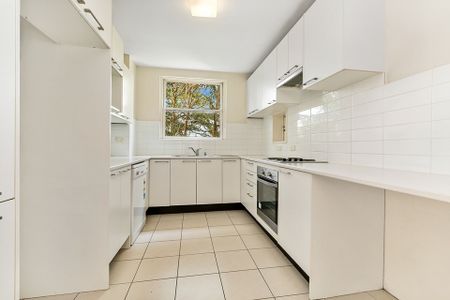 Light & Spacious Apartment in Convenient Location ** Available Now ** - Photo 4