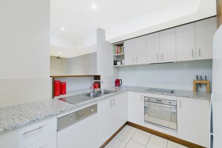 Modern 2-Bedroom Apartment in the Heart of Braddon - Photo 2