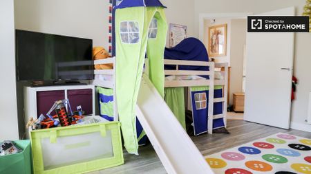 Bright room in 3-bedroom house in Donaghmede, Dublin - Photo 5