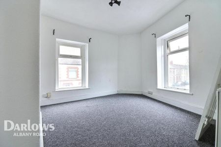 4 bedroom end of terrace house to rent - Photo 2