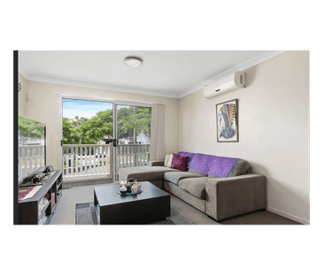 Light-Filled Bayside Living in the Heart of Wynnum - 12 Month Lease - Photo 1