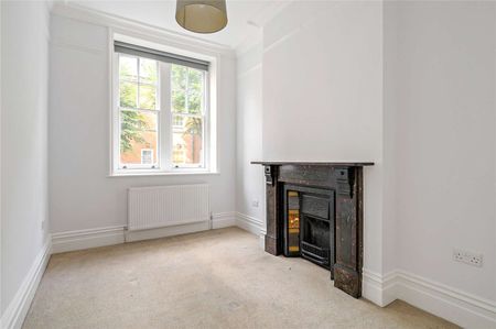 Excellently positioned three bedroom apartment in a Bloomsbury mansion block. - Photo 2