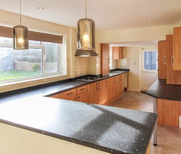 4 bedroom detached house to rent - Photo 3