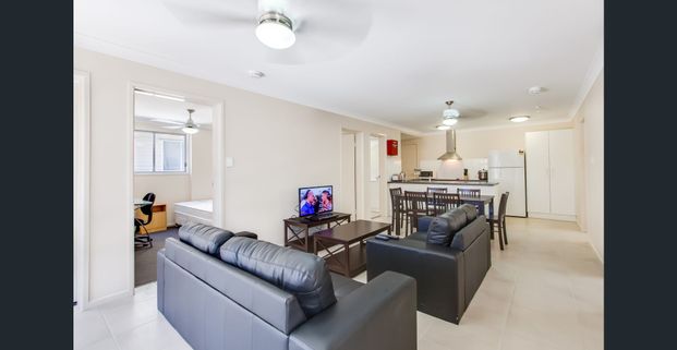 PERFECT ROOMING ACCOMMODATION FOR STUDENTS - CLOSE TO QUT - - Photo 1