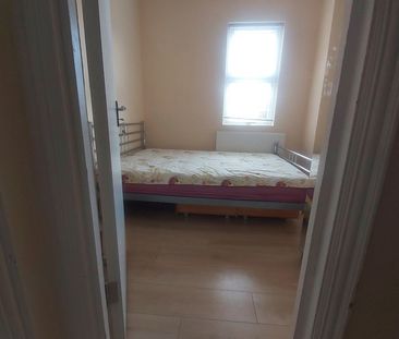 Room in a Shared House, Leamington Gardens, IG3 - Photo 3