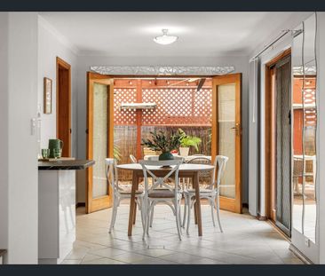 Spacious Townhouse with Exceptional Outdoor Entertaining - Photo 5