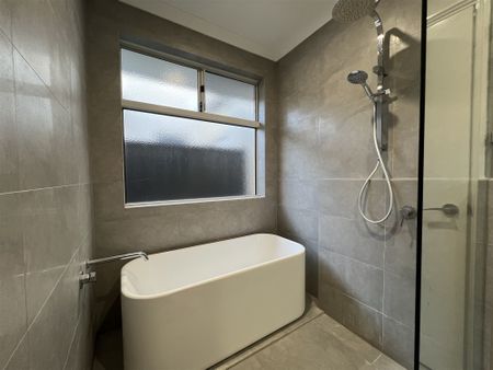 Modern Family Home - Photo 4