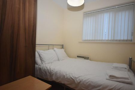 3 bedroom flat to rent - Photo 3