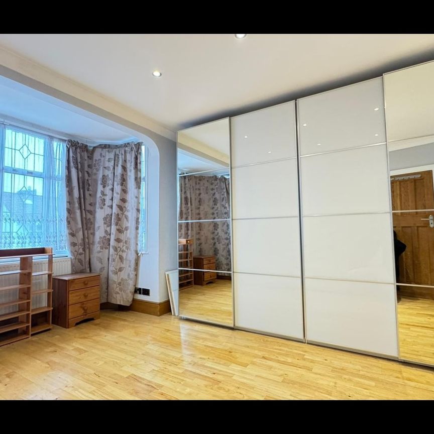 5 Bed Terraced House, Manor Road, IG11 - Photo 1