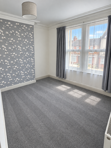 Spacious 2 Bedroom Apartment. Easy Walking Distance of Local Shops and Amenities. - Photo 3