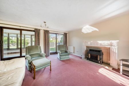 Detached House to rent with 5 bedrooms, Heathcote, Tadworth - Photo 3