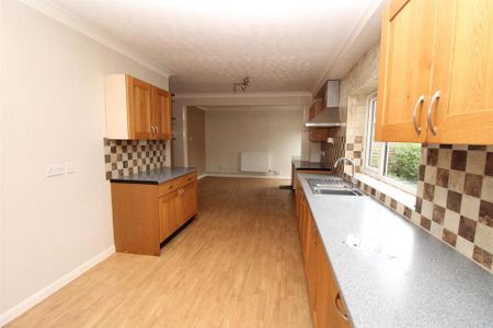 4 bedroom detached house to rent - Photo 4