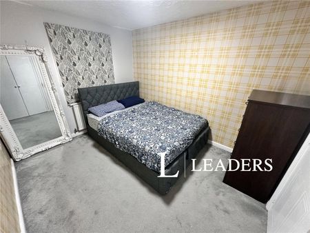 3 bedroom house to rent Ovaldene Way, ST4 - Photo 5