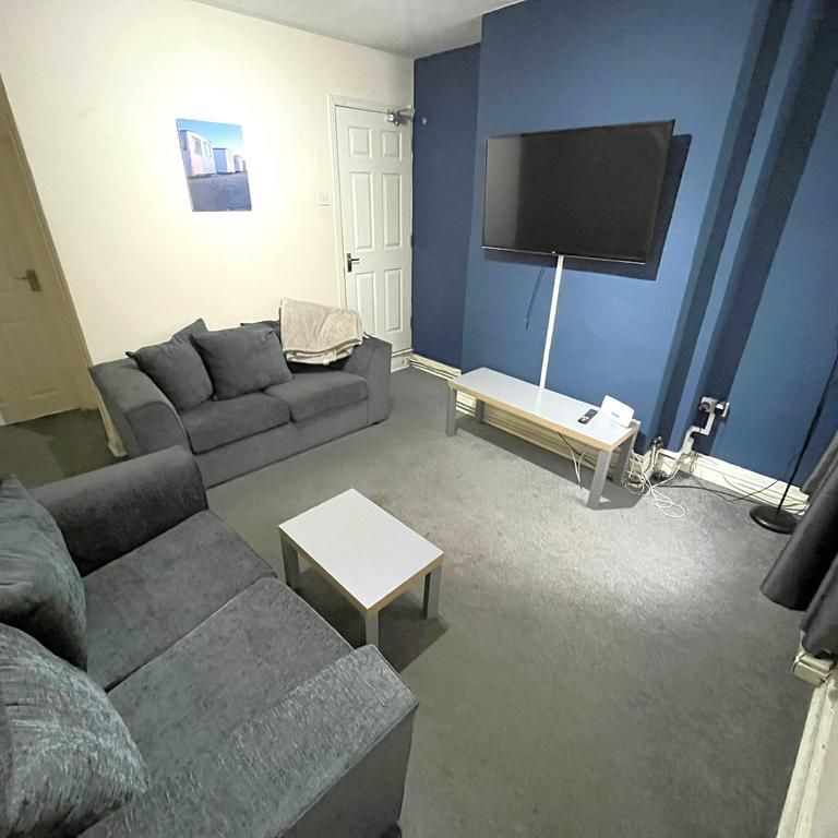 1 bedroom in a house share to rent - Photo 1