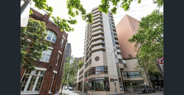 A light & spacious apartment w/ balcony & urban city views | Central lifestyle location - Photo 1