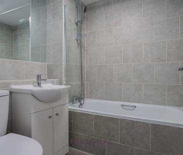 Delaporte Close, Epsom - Photo 2