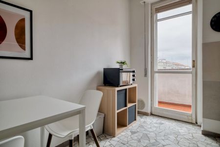 Elegant private room located on Via Maniago - Photo 2