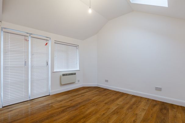 High Spec One Bed Unique Conversion to Let in Twickenham – Secluded Courtyard Close to Shops and Transport - Photo 1