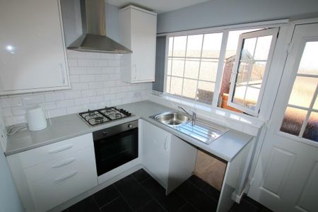 2 bedroom semi-detached bungalow to rent - Photo 3