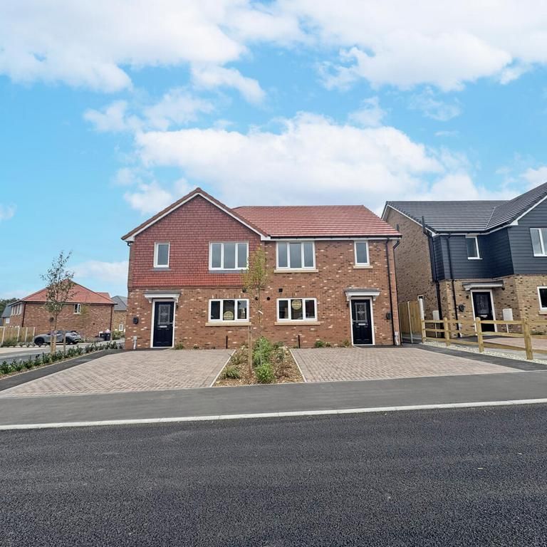 3 bedroom semi-detached house to rent - Photo 1