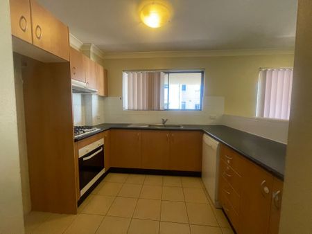 Spacious & Modern Apartment in a Secure, Ultra-Convenient Location - Photo 3