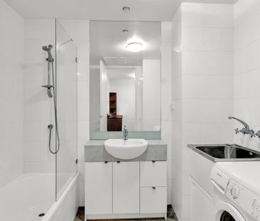 STYLISH SOUTHBANK LIVING WITH BALCONY, POOL & SECURE PARKING - Photo 4