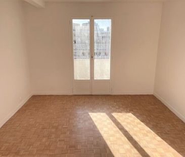 Appartement 3 pièces 68m2 MARSEILLE 3EME 927 euros - Photo 2