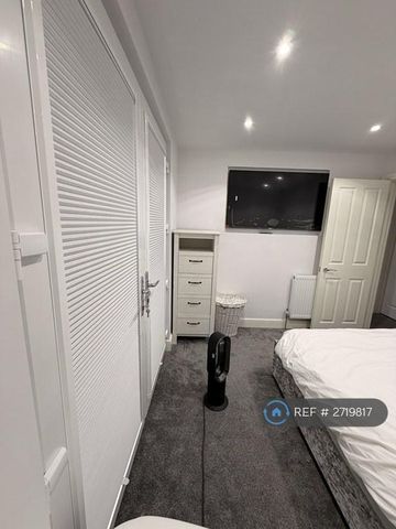 1 bedroom in a house share to rent - Photo 2