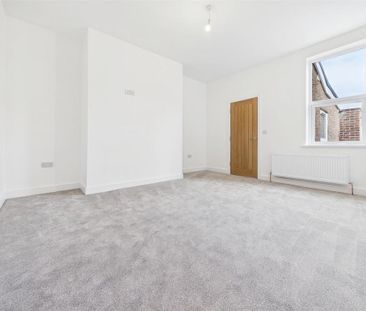 3 bedroom flat to rent - Photo 2