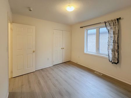For Lease - 37 Kavanagh Avenue, East Gwillimbury, Ontario - Photo 2