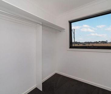 Modern Living in Vibrant Tarneit! - Photo 2