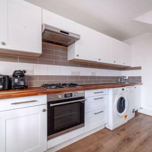 Battersea Bridge Road, London - Photo 2