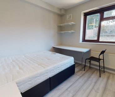 5 bedroom semi-detached house to rent - Photo 3