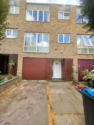 4 Bed Terraced House, Turnpike Link, CR0 - Photo 1