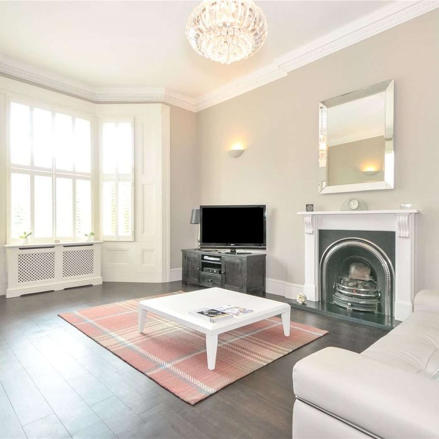 An elegant Victorian house with a spacious garden. - Photo 1