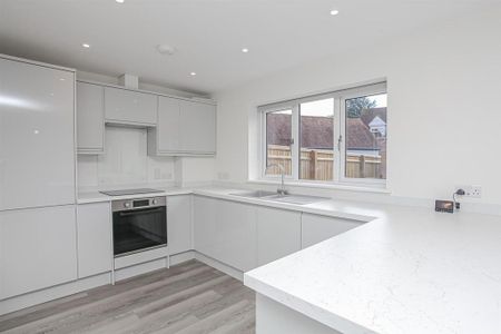 3 bedroom semi-detached house to rent - Photo 4